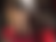 Collant dorati lucidi e una minigonna super corta in lattice nero ti fanno battere forte il cuore e perdere il cazzo.