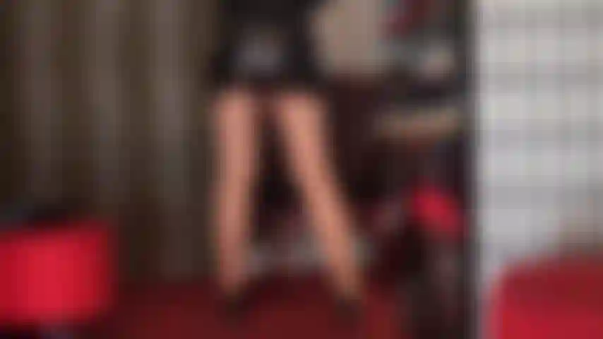 Con calze color cuoio scuro e una gonna attillata in pvc nero, il sedere e le gambe della padrona sono divini in queste calze colorate e nella minigonna lucida.