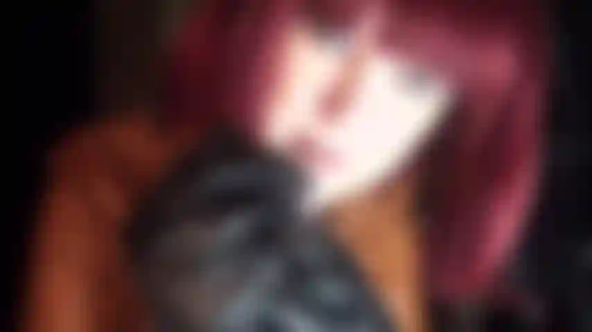 Inebriata dalla pelle della mia padrona: vestita con uno splendido cappotto di pelle marrone e morbidi guanti neri, la mia padrona condivide il tuo feticismo per la pelle.