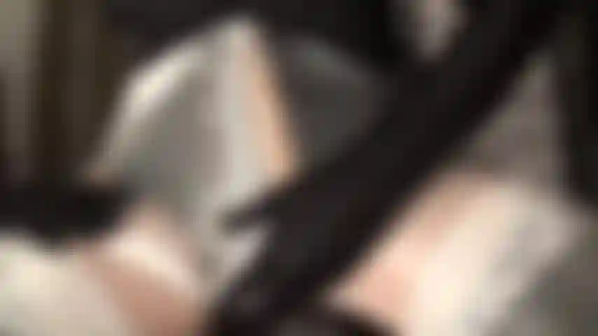 Due cazzi in calze bianche lucide e strati di calze - la padrona ti fa venire l'acquolina in bocca per i suoi due cazzi e i suoi piedi in collant.