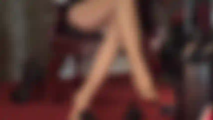 Le gambe dei collant ti fanno indurire il cazzo: le gambe dei collant super lucide e abbronzate stuzzicano il tuo cazzo, fino al culo perfettamente modellato della padrona.