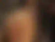 La mia padrona mette in mostra il suo meraviglioso sedere rotondo in collant lucidi color carne mentre stuzzica il suo cazzo con i guanti.