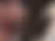 La lingua stuzzicante sui tacchi alti ti fa impazzire: la padrona vivian, con i capelli corti e i guanti neri in lattice, tiene in mano una sexy décolleté con tacco a spillo in acciaio bianco, stuzzicando il lungo tacco con la lingua.