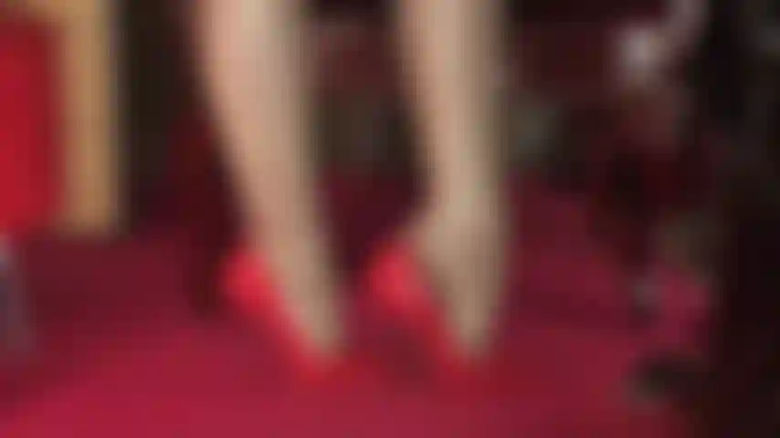 Adoro i piedi con strati di nylon incredibilmente lucidi e décolleté in vernice rossa lucida.