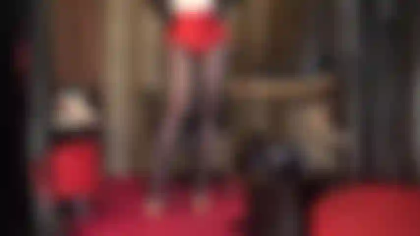 Gambe da morire, culo fantastico in pantaloncini di raso rosso, cappello di pelle e guanti che accarezzano tacchi alti. La padrona ti tiene la bocca aperta e sbava mentre ti accarezzi il cazzo per questo outfit hot.