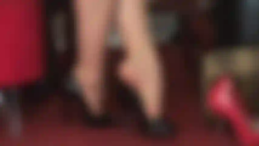 Perfezione nei tacchi alti e adorazione dei piedi: la padrona vivian fa penzolare delle scarpe nere lucide con punta aperta dalle sue bellissime dita dei piedi, in collant color cuoio.