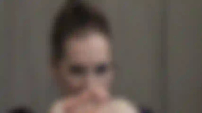 La tua ossessione per i piedi e le gambe nude della signora vivian è innegabile.