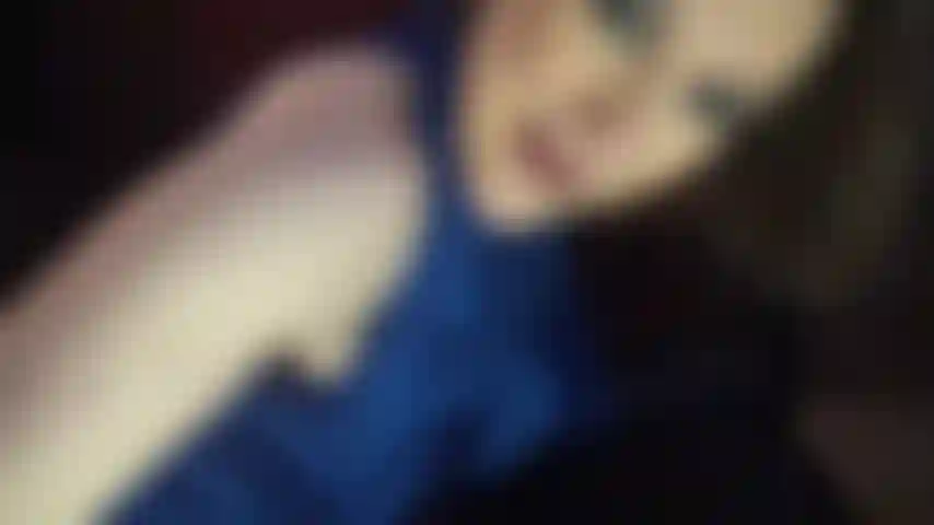 La bocca della mistress ti fa venire così forte - le sue labbra lucide di rossetto, la lingua che rotea e la saliva deliziosa sono tutto ciò a cui riesci a pensare.