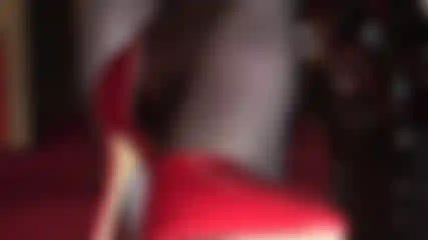 Cuciture rosse e tacchi a spillo rossi: questo paio di collant neri è incredibilmente sexy, con una cucitura rossa lungo tutta la schiena che porta a una fantastica scarpa con tacco a spillo rosso rossetto lucido da leccare.