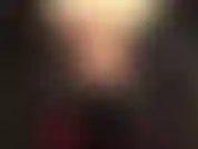 Una padrona sexy in pvc nero, stivali sopra il ginocchio, collant, parrucca nera, pelliccia bianca e un grosso cazzo bianco. Mmmm.