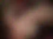 Con calze di pizzo lucide e setose e strati di collant trasparenti color carne e bianco.