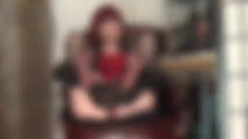 Che si tratti dei miei puzzolenti piedi di nylon o del mio gustoso cazzo nero, la tua bocca da puttana sarà riempita.