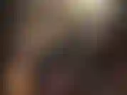 Pantaloni di raso, body in lycra, parrucca nera e cappello di pelle da abbinare a un enorme strapon bianco: la tua padrona vestita tutta di nero con un enorme cazzo bianco con cui scopare.