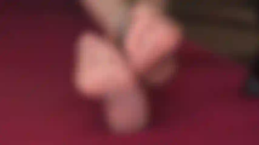 Calpesto il cazzo - il tuo inutile cazzo da schiavo è schiacciato sotto i miei piedi.