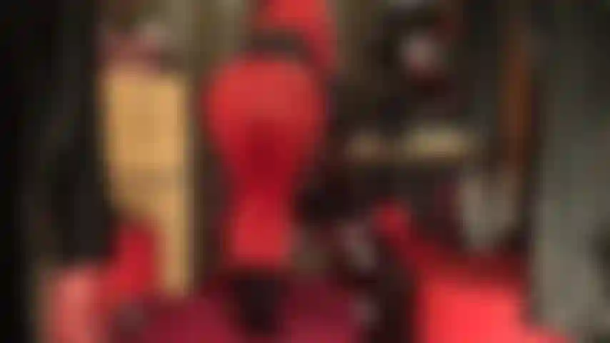 Adoro il culo con leggings rossi e mi piace dominare con uno strapon e un dildo nero da 8 pollici.