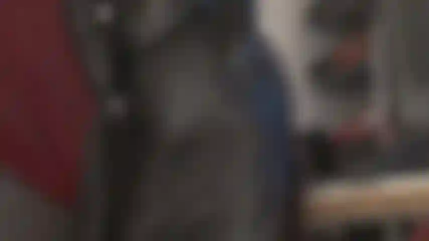 Ti piacerebbe baciarmi il culo in pelle? La padrona ti fa ammirare il suo sedere perfetto in una lunga gonna di pelle nera, prima di prenderti il culo con un piccolo dildo. Ti finirà con il suo guanto di pelle.