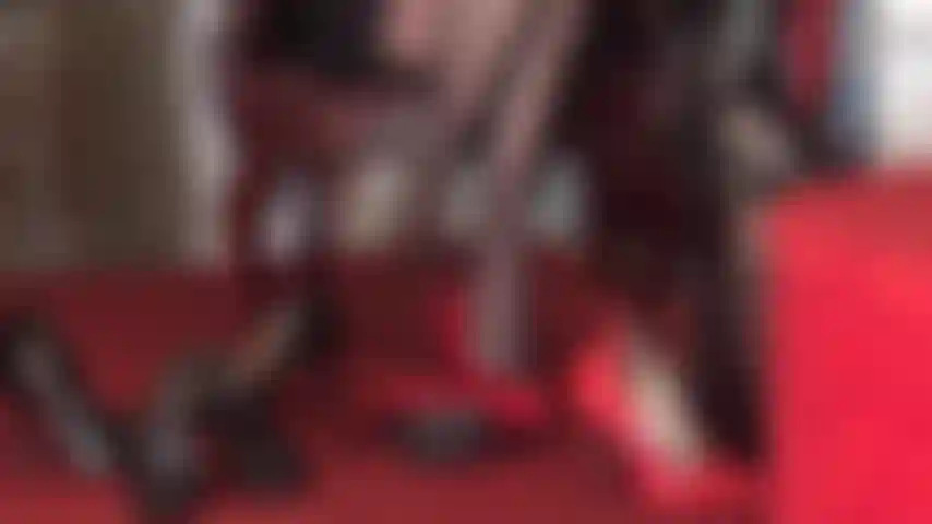 Una sottomessa con i tacchi, raggiungi il tuo posto felice ai piedi meravigliosi della padrona, circondata da una selezione dei suoi bellissimi tacchi, il tuo cazzo da schiavo schiacciato, stuzzicato e torturato dalle scarpe, dai piedi e dalla frusta della padrona.