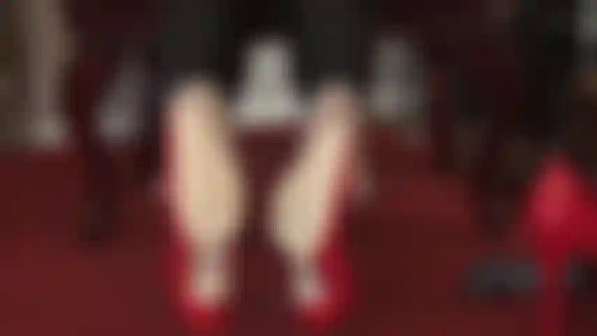 Feticista del doppio penzoloni: divertimento con le scarpe con tacco a spillo in acciaio rosso.