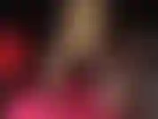 La padrona stuzzica un grosso dildo con i suoi fantastici tacchi a spillo cromati e le sue mani guantate in vinile.