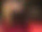 Bella e lenta, devi adorare i miei alti stivali neri di vernice e il mio culo in collant e body con perizoma in vinile.