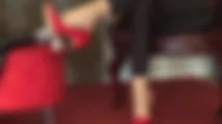 I tacchi rossi controllano il tuo cazzo: la padrona sa che la tua più grande debolezza sono i suoi fantastici piedi con i tacchi rossi lucidi, sparsi su tutto il cazzo del tuo schiavo.