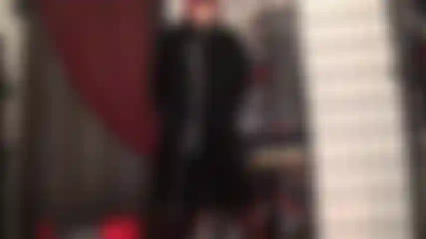 La tua dea vestita di pelliccia nera su pvc lucido.