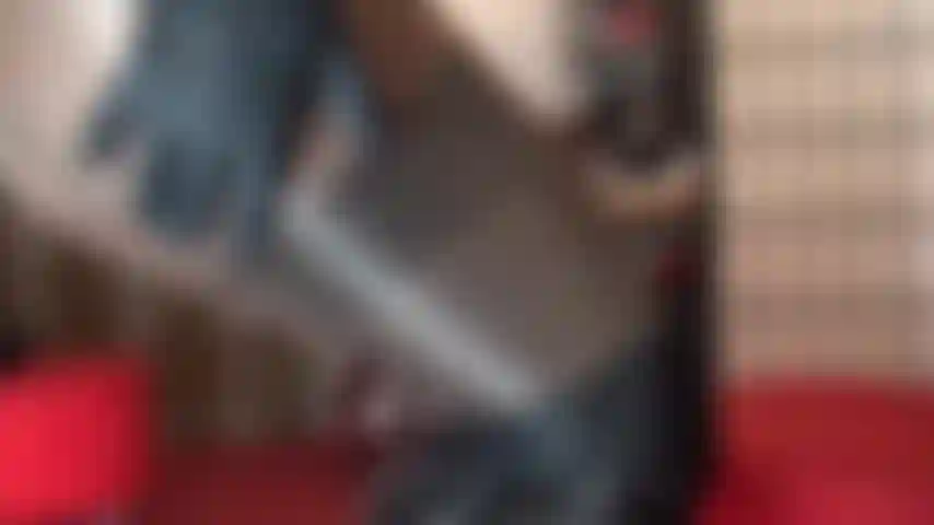 Che incoraggia la masturbazione e adora il corpo indossando diversi strati di collant e calze lucide abbinati a hot lingerie in pelle nera e catene.