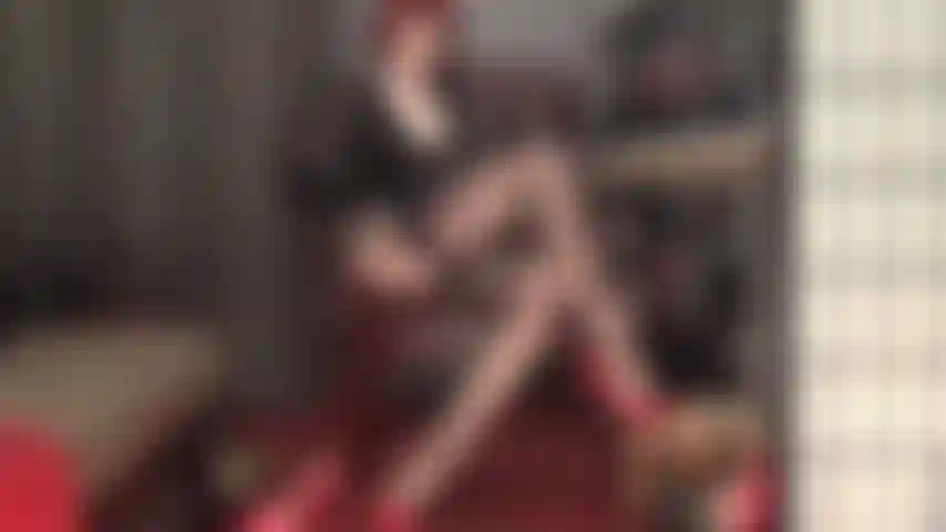 La padrona ti munge fino alla parte superiore delle sue calze di nylon vintage completamente allacciate.