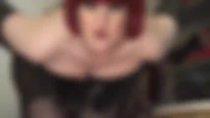 Cultore del corpo, vestita interamente di pelle, padrona seduce con le sue meravigliose curve... Scollatura in corsetto, ascelle, lingua, gambe in collant e culo.