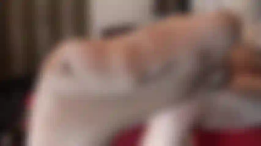 Collant color carne lucido, piedi con saliva.