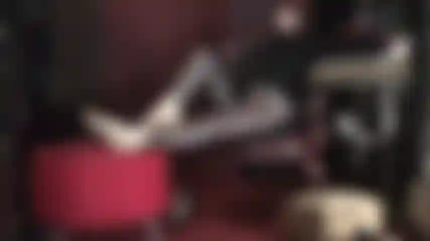 I piedi a cui non resisterai - la padrona vivian ti fa venire l'acquolina in bocca, il cazzo pulsa e il polso accelera... Tutta per i suoi archi e dita dei piedi perfetti.