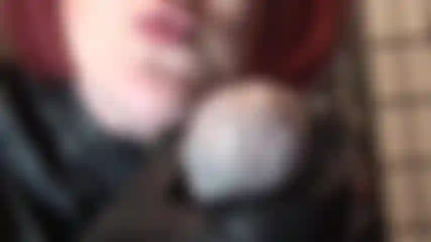 Una sega con guanti di pelle, adorazione del culo e facesitting in pantaloni di pelle e collant: il tuo cazzo verrà duramente massacrato dalle mani di pelle della padrona, che si concentreranno in particolare sulla sensibile testa del cazzo.