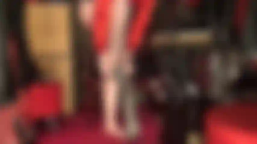 La padrona indossa collant grigi lucidi e décolleté nere per stuzzicare l'amante delle gambe.