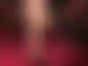 Mi inginocchio per adorare i perfetti piedi nudi della signora vivian.