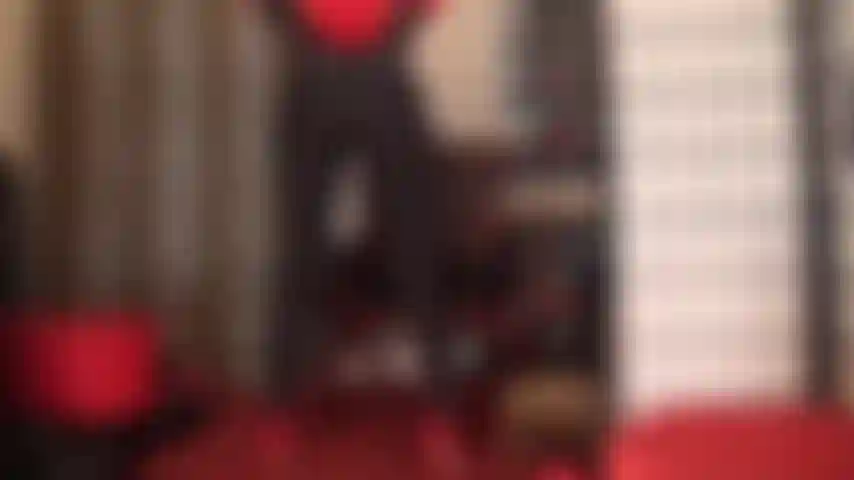 Adoro il sedere in rosso e nero: i leggings in lycra nera lucida mettono in risalto il sedere rotondo della mia padrona.