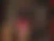 Strati di lattice: calze trasparenti, un miniabito rosso fuoco, guanti neri e camicia nera con bottoni. Hotttt!