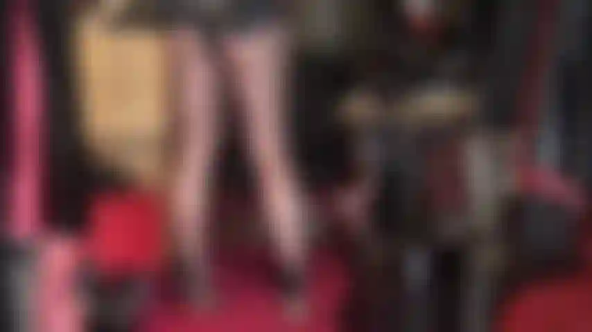 La padrona apre le cerniere della sua tuta in spandex...