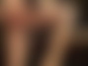 Gambe e piedi in collant dorati lucidi e guanti di nylon nero: ammira le gambe perfettamente scolpite e i piedi sexy della padrona vivian mentre indossa strati di calze lucide e guanti di nylon trasparenti.