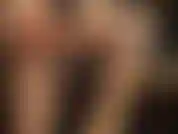 Gambe e piedi in collant dorati lucidi e guanti di nylon nero: ammira le gambe perfettamente scolpite e i piedi sexy della padrona vivian mentre indossa strati di calze lucide e guanti di nylon trasparenti.