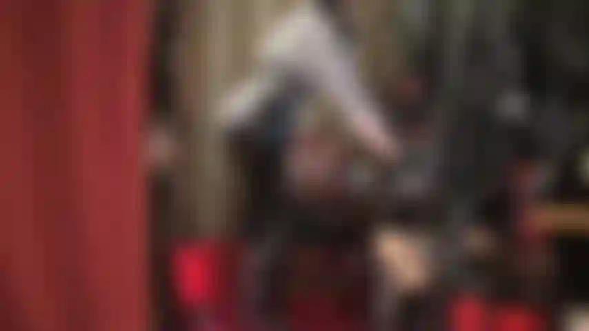 Pantaloni in pvc nero lucido: la padrona si abbandona al tuo feticismo per i jeans in vinile e ti eccita giocando con la cerniera e le tasche, leccando e baciando il tessuto, indossando una camicetta a righe e una parrucca con i capelli lunghi.