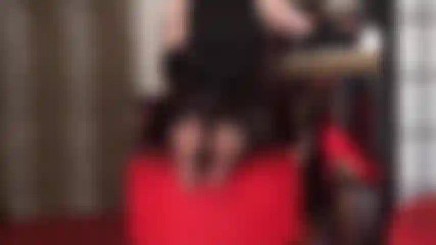 Feticista dei piedi: i piedi roteano, le dita si muovono e si allargano in collant neri molto trasparenti.