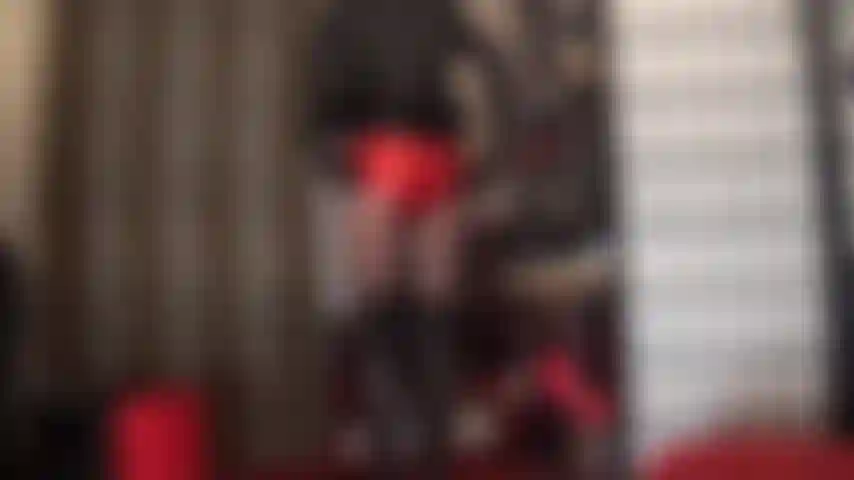 Tortura e mungitura del cazzo in pantaloncini rossi metallizzati e pelle nera.