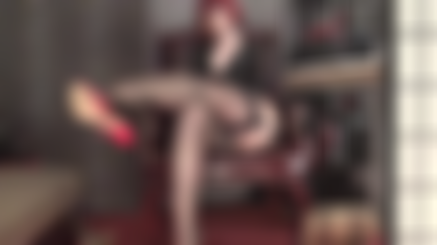 Stuzzica, stuzzica, stuzzica, queste calze vintage nere con cuciture ti catturano completamente. Desideri che questi piedini con l'arco alto ti accarezzino il cazzo mentre sei tentata dalla scollatura della padrona.