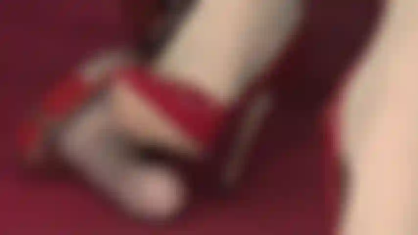 Cbt, calpestio, tacchi alti: per quanto tempo puoi sopportare la tortura del cazzo della padrona con scarpe di pelle rossa e frustino?