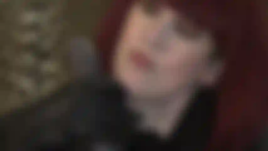 Una dea della pelle che accarezza un grosso cazzo nero con i guanti.