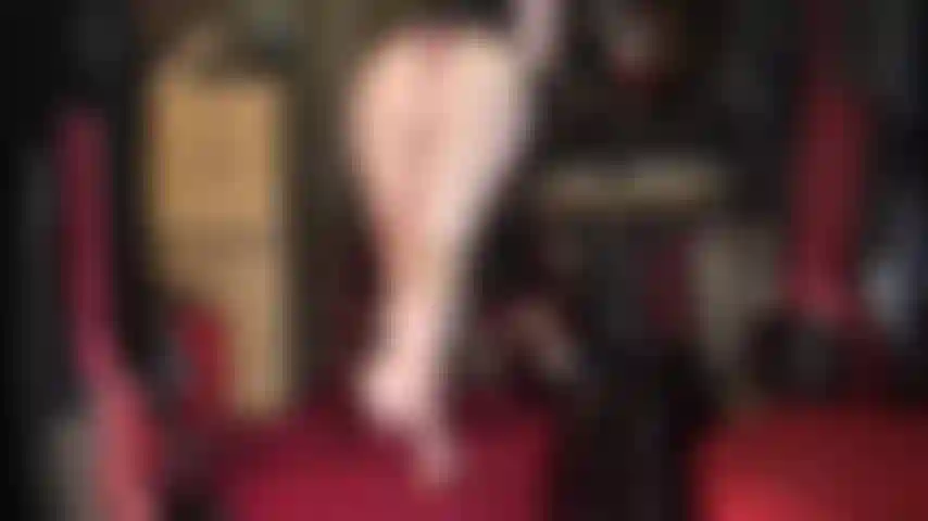 La padrona ti ha reso debole e sbavante per i suoi piedi nudi e il suo culo.