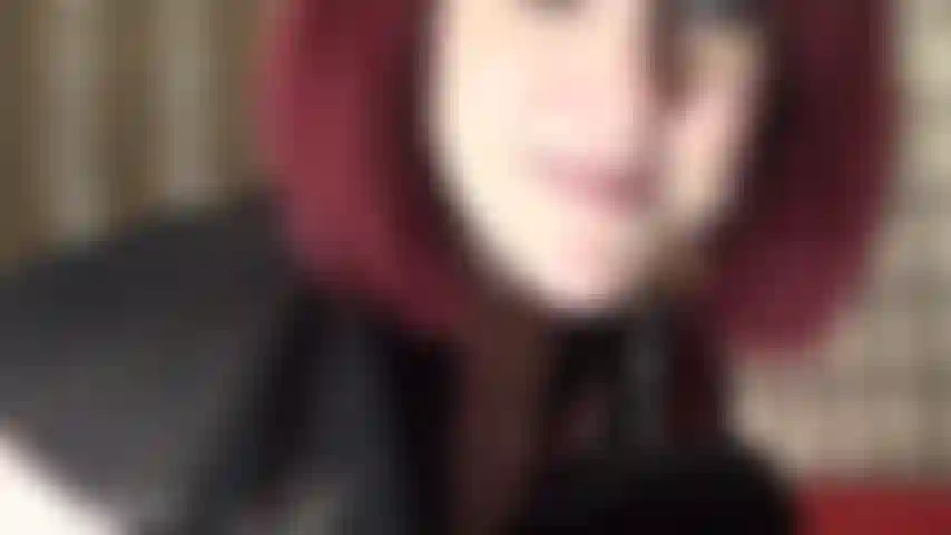 Vieni qui, mia bella cosina, sii la mia ragazza, la mia cagna, ti vestirò, ti stuzzicherò con dolci baci, ti terrò stretta e ti scoperò il sedere... Per ora... Sentirai il mio cazzo presto, molto molto presto...!