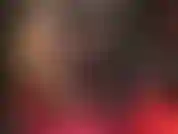 Indosso uno strato di calze nere su un nudo lucido, tacchi alti e una sega con guanti di raso.