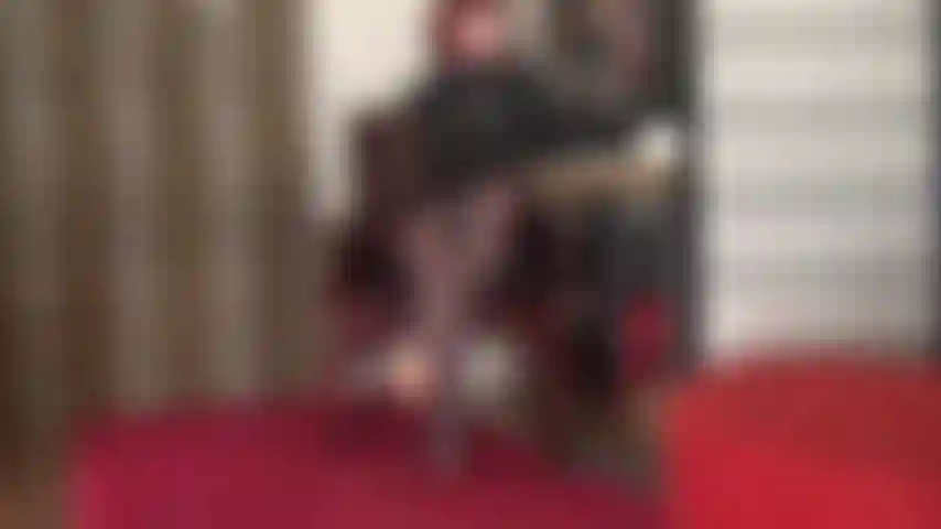 Le gambe incrociate in collant sono la tua rovina... Una volta intrappolata tra di loro non ci sarà via di fuga. Come un serpente che si avvolge intorno al tuo collo, la presa si fa sempre più stretta...