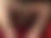 Dominata dallo strapon in strati di nylon setoso, stivali sopra il ginocchio in raso lucido e vestito in lycra.